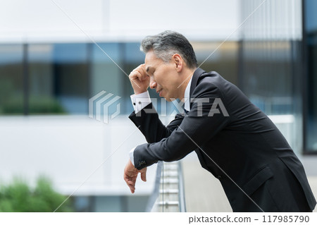 一位沮喪的商人擔心 117985790