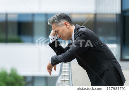 一位沮喪的商人擔心 117985791