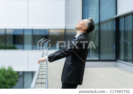 絕望的商人仰望天空 117985792