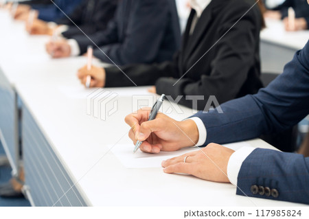 Male and female businessmen receiving training 117985824