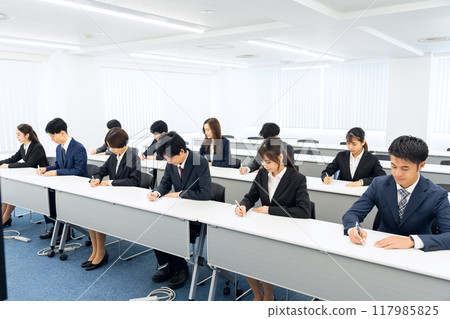 Male and female businessmen receiving training 117985825