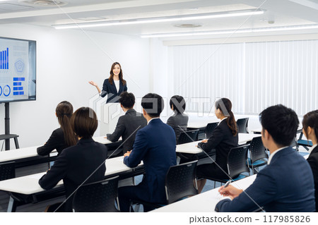 Male and female businessmen receiving training 117985826