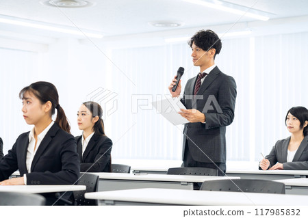 Male and female businessmen receiving training 117985832