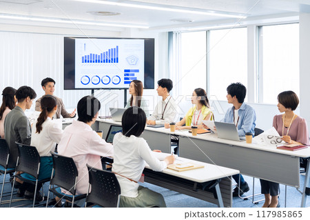 男性和女性工程師開會 117985865