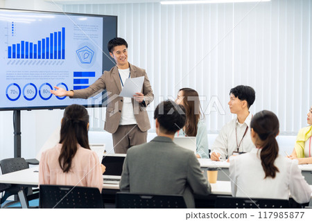 Male and female engineers having a meeting 117985877