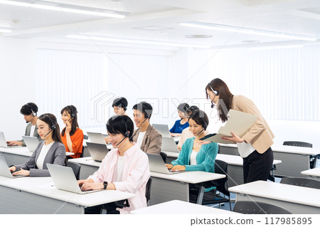 接受訓練的男性和女性商人 117985895