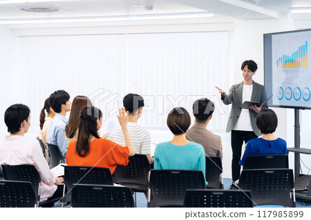 接受研討會的年輕男女 117985899