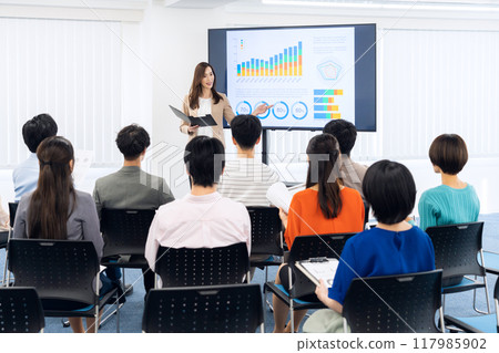 接受研討會的年輕男女 117985902