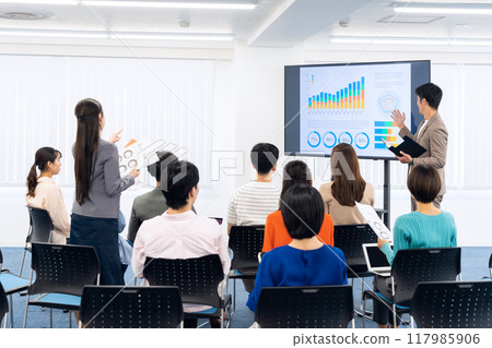 接受研討會的年輕男女 117985906