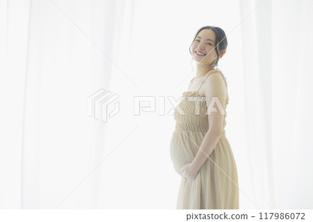 孕婦站在窗邊 117986072