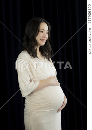Maternity photo black background Maternity photo black background 117986100
