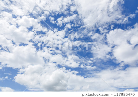 Shape of clouds floating in the blue sky [background material] 117986470