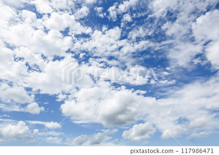 藍天上漂浮的雲朵形狀【背景素材】 藍天上漂浮的雲朵形狀【背景素材】 117986471