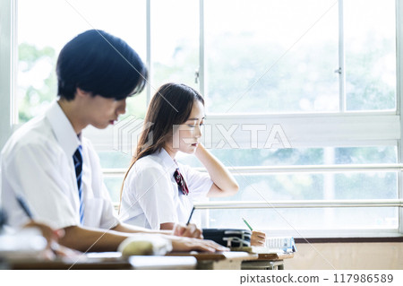 班級 教室 男女高中 國中 嚴肅 班級 教室 男女高中 國中 嚴肅 117986589