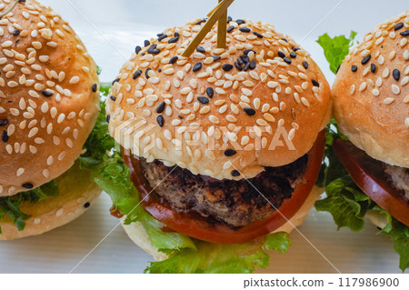 提供迷你漢堡和漢堡滑塊的家庭咖啡館 117986900