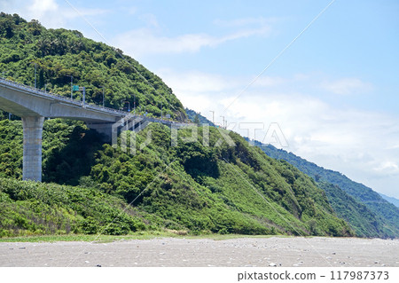 【台灣/台東縣太麻里鄉】橫跨南線海岸線的金輪大橋 117987373