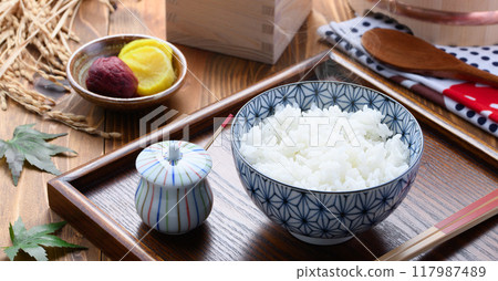 Freshly cooked rice (white rice) 117987489