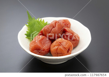 黑色背景上的醃李子 黑色背景上的醃李子 117987654