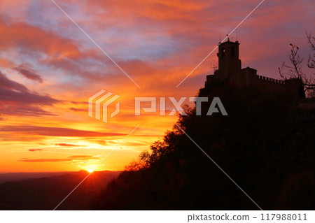 聖馬利諾共和國周圍環繞著義大利、世界遺產蒂塔諾山的塞斯塔塔剪影和日出天空景觀 117988011