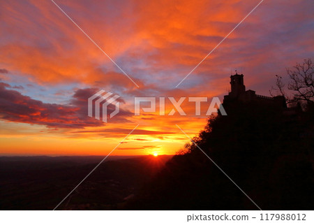 聖馬利諾共和國周圍環繞著義大利、世界遺產蒂塔諾山的塞斯塔塔剪影和日出天空景觀 聖馬利諾共和國周圍環繞著義大利、世界遺產蒂塔諾山的塞斯塔塔剪影和日出天空景觀 117988012