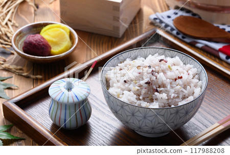 Freshly cooked rice with mixed grains (30 mixed grains) 117988208
