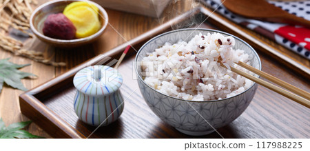 Freshly cooked rice with mixed grains (30 mixed grains) Freshly cooked rice with mixed grains (30 mixed grains) 117988225