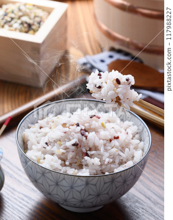 Freshly cooked rice with mixed grains (30 mixed grains) 117988227