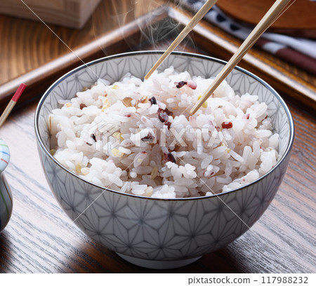 Freshly cooked rice with mixed grains (30 mixed grains) 117988232