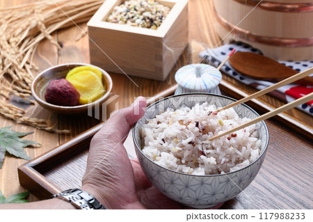 Freshly cooked rice with mixed grains (30 mixed grains) Freshly cooked rice with mixed grains (30 mixed grains) 117988233