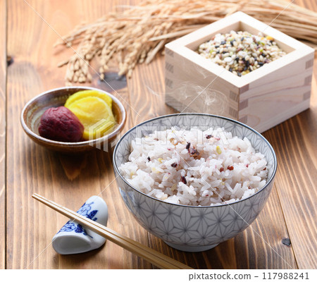 Freshly cooked rice with mixed grains (30 mixed grains) 117988241