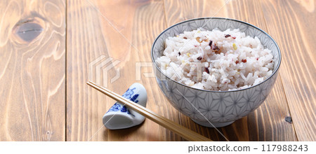 Freshly cooked rice with mixed grains (30 mixed grains) 117988243