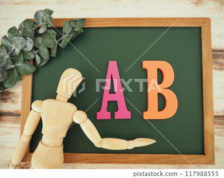 黑板上的字母 AB 和一個娃娃，選擇 A 或 B。 117988555