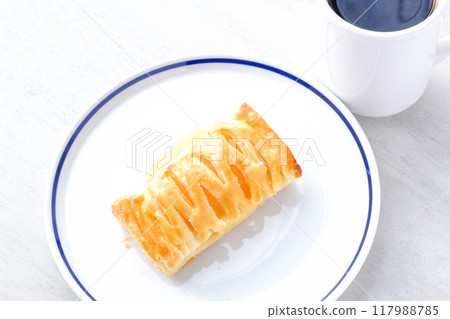 小吃時間，享用看起來美味的蘋果派、脆皮糕點和現煮咖啡。 117988785