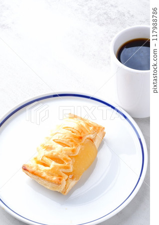 小吃時間，享用看起來美味的蘋果派、脆皮糕點和現煮咖啡。 117988786