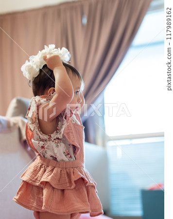 可愛的1歲寶寶戴著花冠 可愛的1歲寶寶戴著花冠 117989162