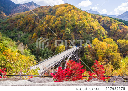 紅葉之巔的奧飛驒溫泉村(北阿爾卑斯大橋) 紅葉之巔的奧飛驒溫泉村(北阿爾卑斯大橋) 117989576