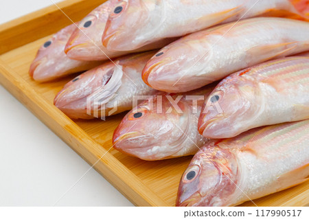 木托盤上排列著色彩繽紛的魚糕 木托盤上排列著色彩繽紛的魚糕 117990517