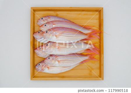 木托盤上排列著色彩繽紛的魚糕 木托盤上排列著色彩繽紛的魚糕 117990518