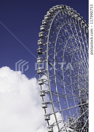 藍天、雷雲和摩天輪垂直 117990753