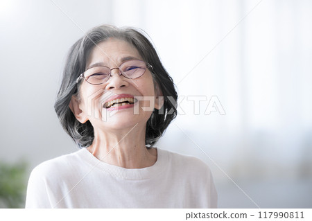 微笑的老婦人在房間裡大笑 117990811