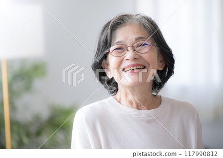 微笑的老婦人在房間裡大笑 微笑的老婦人在房間裡大笑 117990812