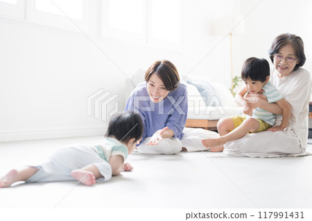 Image of a Japanese child (grandchild), mother, grandmother and baby crawling. A happy, friendly family. 117991431