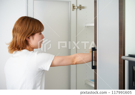 女人打開櫥櫃、家事、烹飪、生活 117991605
