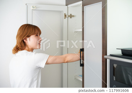 女人打開櫥櫃、家事、烹飪、生活 117991606