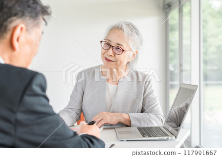 Senior businesswomen and businessmen having a meeting Senior businesswomen and businessmen having a meeting 117991667