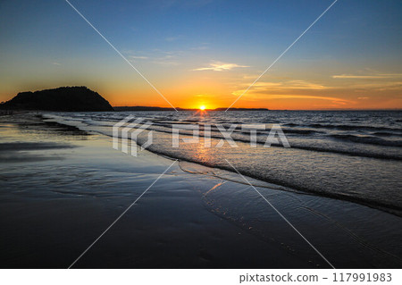Sister's Beach Evening Scene Sister's Beach Evening Scene 117991983