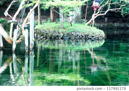 水晶般清澈的水面 水晶般清澈的水面 117992178
