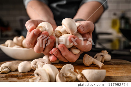 Chief man hands holdin shampignons 117992754