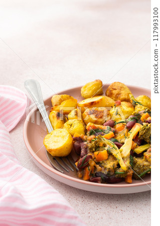 Stewed potatoes with stewed vegetables, broccoli and beans with carrots and herbs 117993100