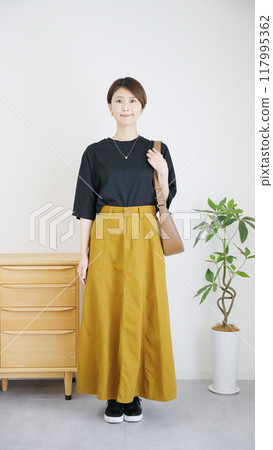 女性秋冬服裝的時尚協調，全身（肖像）。 117995362